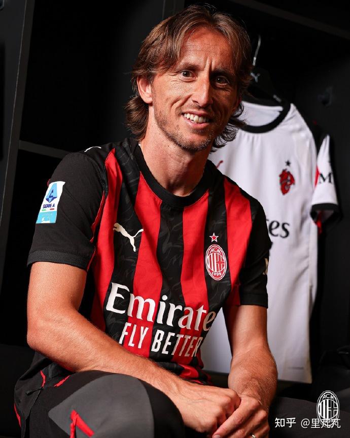 世体：施洛特贝克仍犹豫与多特续约，皇马与巴萨将争夺他