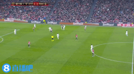 泪目！足协杯冠军奖杯被带回工体，放在已故球迷杨雪的座位旁