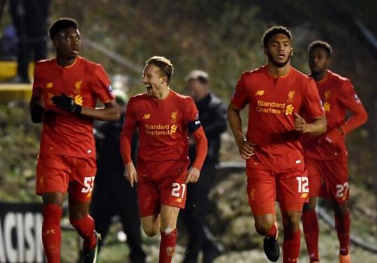 镜报：安菲尔德球迷因现场警报响起被暂时疏散，现已重新进场