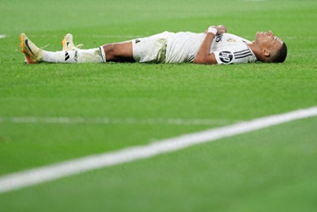 乔治娜晒在卡塔尔海边照片，蓝色紧身连衣裙尽显曼妙身姿