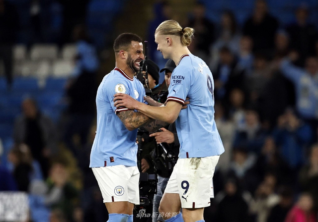 一位重病球迷被邀请看阿贾克斯的比赛，但因病情恶化未能实现